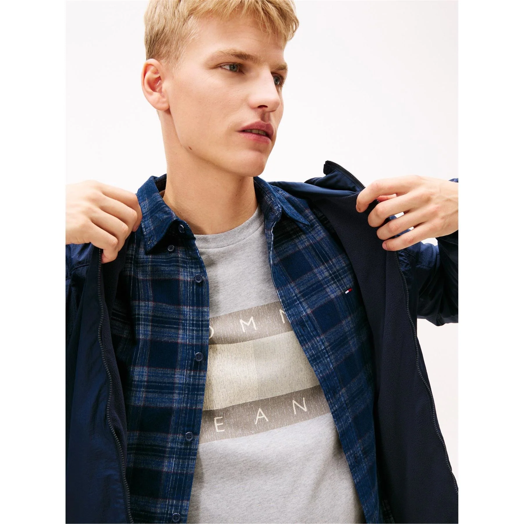 Tommy Jeans Chicago Solid Patterned Hooded Zipped Pocket Windbreaker - Image 3